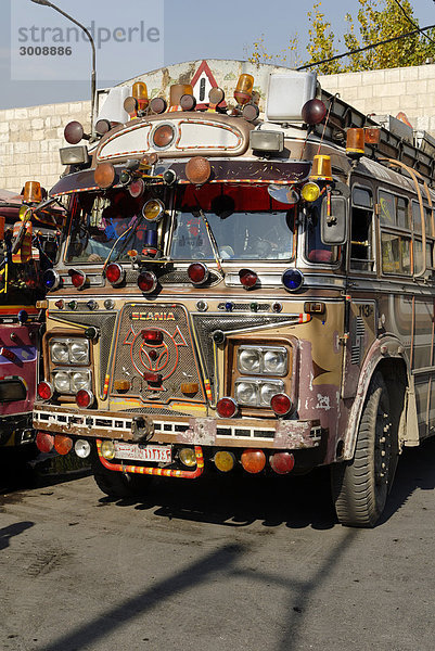 Damaskus Hauptstadt Farbaufnahme Farbe Helligkeit Verkehr Transport Dekoration Omnibus schmücken Schiff öffentlicher Ort Altstadt Naher Osten arabisch Arabien alt Syrien Straßenverkehr