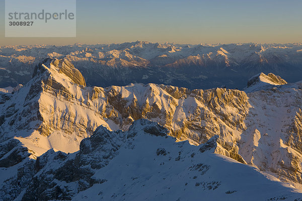 Landschaftlich schön landschaftlich reizvoll Berg Winter Sonnenuntergang Landschaft Alpen Ansicht Abenddämmerung Schnee Schweiz Dämmerung
