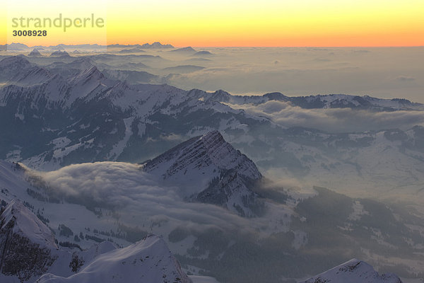 Landschaftlich schön landschaftlich reizvoll Berg Winter Sonnenuntergang Landschaft Alpen Ansicht Abenddämmerung Schnee Schweiz Dämmerung Nebelmeer