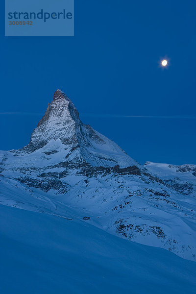 Landschaftlich schön landschaftlich reizvoll Berg Winter Landschaft Sonnenaufgang Morgendämmerung Matterhorn Alpen Vollmond Mond Schnee Schweiz Dämmerung Kanton Wallis