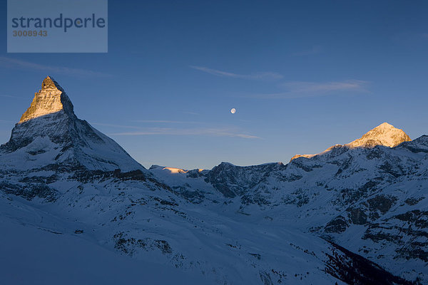 Landschaftlich schön landschaftlich reizvoll Berg Winter Morgen Beleuchtung Licht Landschaft Morgendämmerung Matterhorn Alpen Vollmond Mond Schnee Schweiz Kanton Wallis