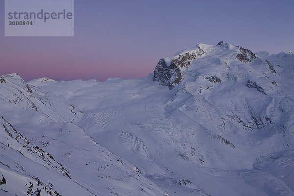 Landschaftlich schön landschaftlich reizvoll Berg Winter Landschaft Alpen Monte Rosa Abenddämmerung Schweiz Dämmerung Kanton Wallis