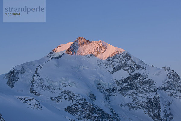 Landschaftlich schön landschaftlich reizvoll Berg Winter Morgen Beleuchtung Licht Landschaft Morgendämmerung Berggipfel Gipfel Spitze Spitzen Alpen Kanton Graubünden Engadin Schweiz