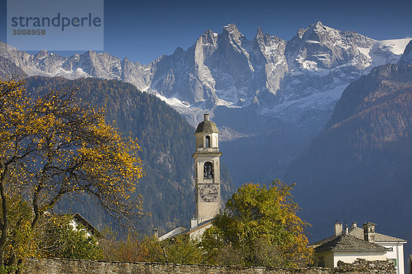 Landschaftlich schön landschaftlich reizvoll Berg Wohnhaus Baum Landschaft Gebäude Kirche Dorf Alpen Herbst Kanton Graubünden Soglio Schweiz