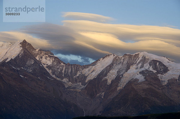 Föhnwolken über dem Mt. Blanc Massiv im Alpenglühen Hochsavoyen Haute-Savoie Frankreich