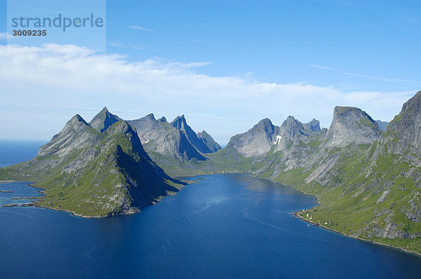 Spitze Berge mit Fjord Kjerkfjorden Moskenesöya Lofoten Norwegen