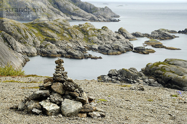 Felsige Küstenlandschaft mit Steinmännchen bei Nusfjord Flakstadöya Lofoten Norwegen