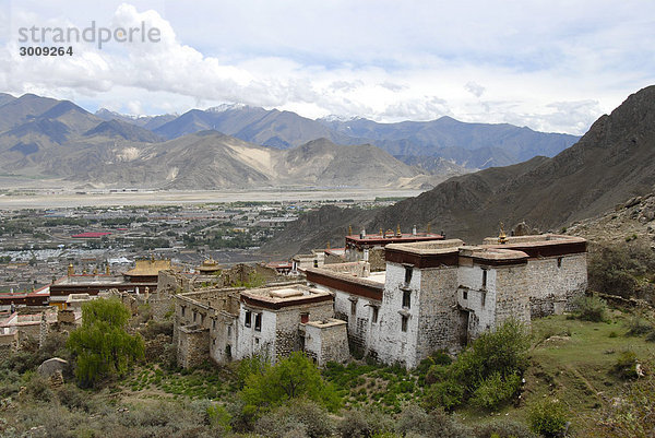 Blick über das Drepung Kloster ins Land Lhasa Tibet China