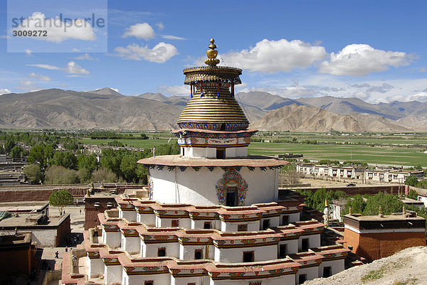 Blick auf den Kumbum mit Umgebung Pelkor Chöde Kloster Gyantse Tibet China