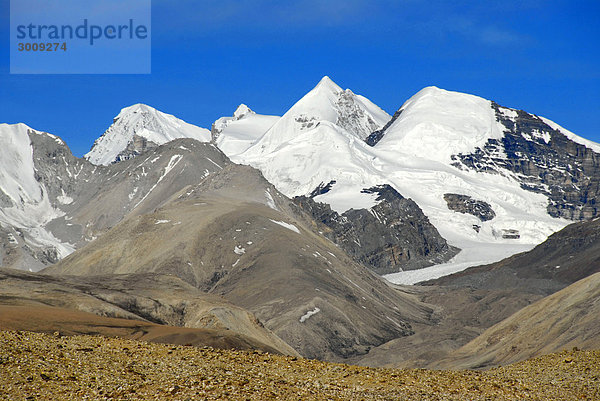 Schneebedeckte Berge im Cho Oyu Massiv Tibet China