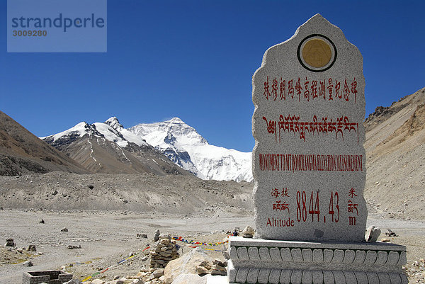 Chinesischer Vermessungsstein vor Mt. Everest Chomolungma Everest Base Camp Tibet China
