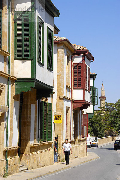 Alte türkische Architektur mit Erkern und Minarett in den Gassen der Altstadt Lefkosa Nicosia Nordzypern Zypern