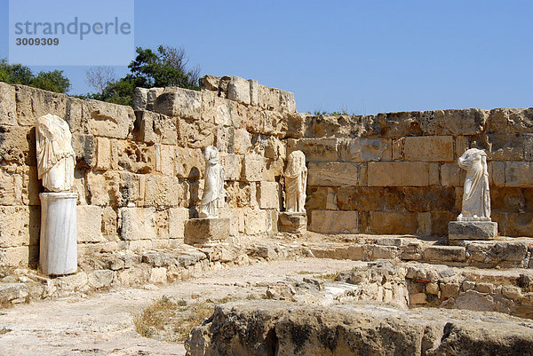 Antike Statuen kopflos archäologische Ausgrabungsstätte Salamis Nordzypern Zypern