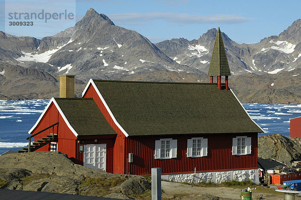Rote Kirche vor Fjord und Bergkette Ammassalik Ostgrönland