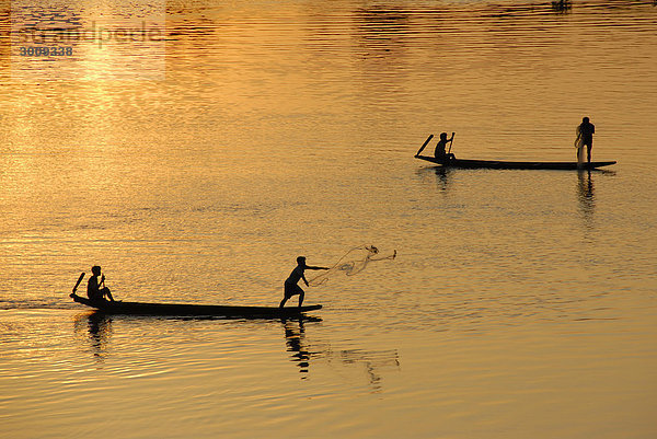 Abendstimmung Fischer in Booten werfen Netze aus auf dem Mekong Fluß Muang Khong Si Phan Don Laos