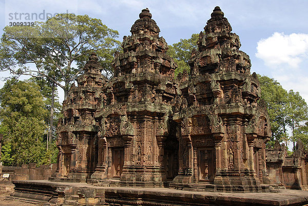 Reich mit Reliefs dekorierter Tempel Banteay Srei Angkor Siem Reap Kambodscha