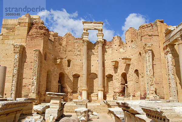 Hohe Mauern und Säulen severische Basilika Leptis Magna Libyen