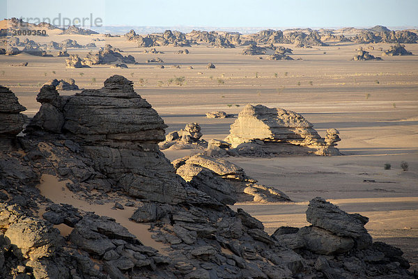 Bizarre Felsen in der Wüste Akakus Libyen