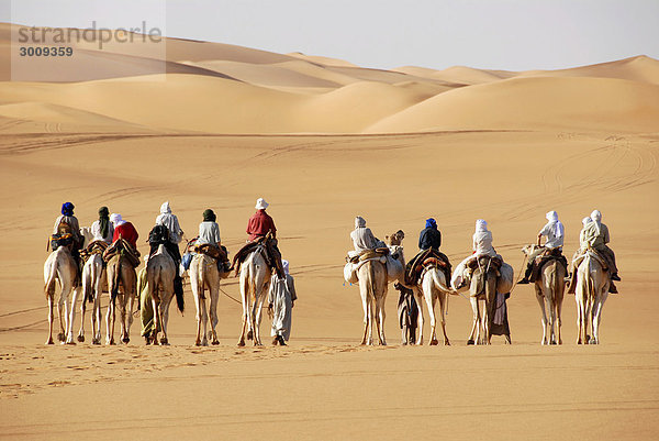 Kameltrekking vor Sanddünen in der Wüste Mandara Libyen