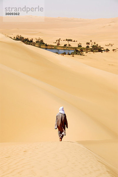 Tuareg geht auf Oase zu Um el Ma Mandara Libyen
