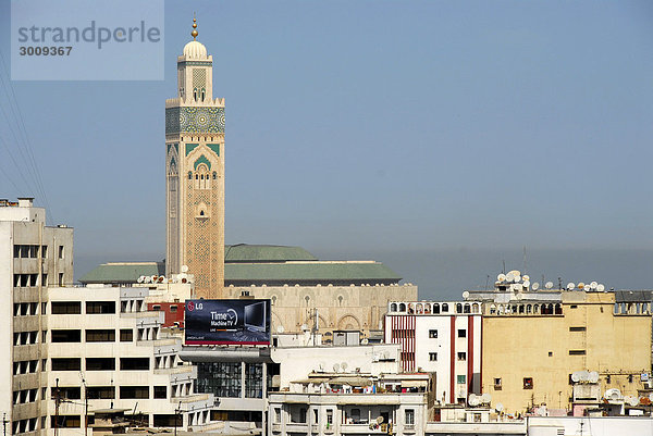 Blick auf Stadt und Minarett der Moschee Hassan II Casablanca Marokko
