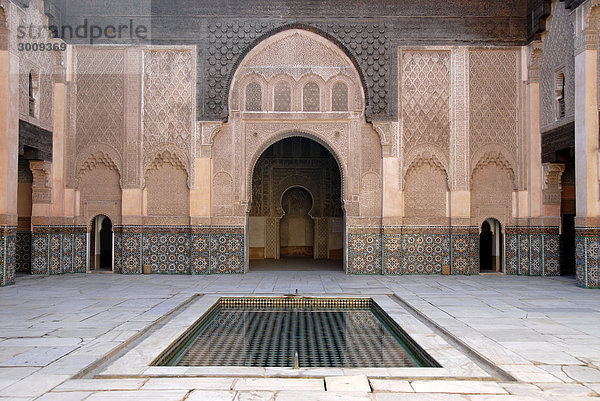 Orientalisch harmonisch gestalteter Innenhof mit Wasserbecken Medersa Ali Ben Youssef Medina Marrakech Marokko