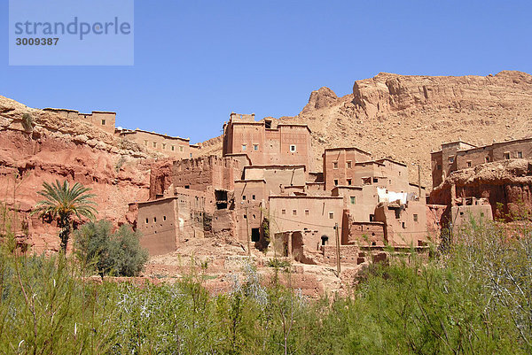 Dorf mit alten Häusern aus rötlichem Lehm Ksar Kasbah Tourbist Hoher Atlas Marokko