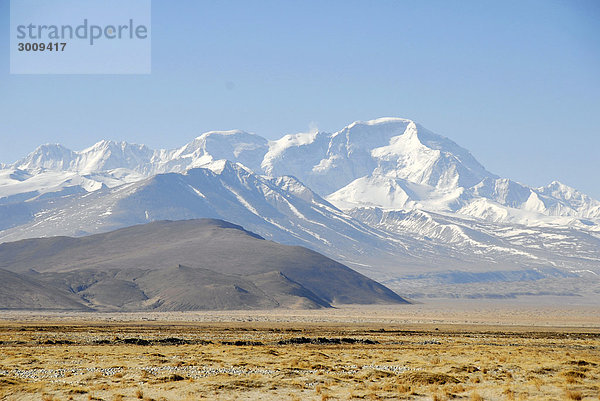 Blick über karge Hochebene auf vergletscherten Gipfel Cho Oyu (8201 m) Tingri Tibet China