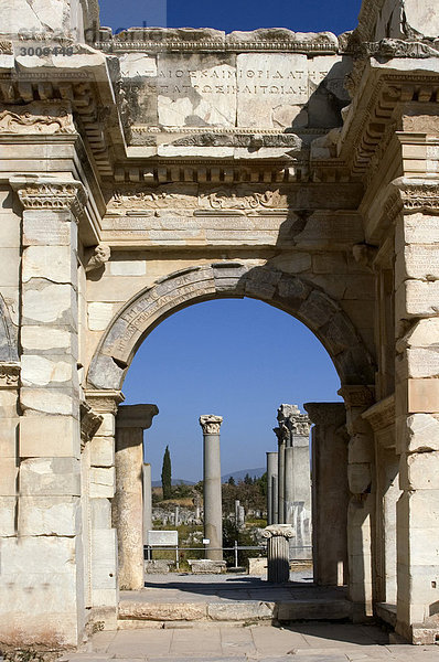 Türkei Ephesus Ausgrabungen Tor des Mozaeus und Mithridates Eingang zur Agora an der Celsus Bibliothek