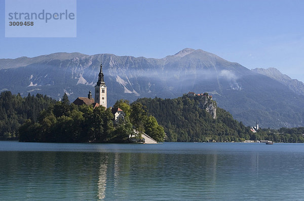 Bled am Bleder See mit der Insel Otok und der Wallfahrtskirche Maria im Schnee Gorenjska Oberkrain Slowenien Europa