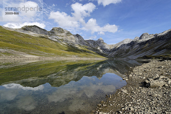 Glattalpeglattalpsee vor dem Höchturm und dem Ortstock Bisistal bei Muotatal Kanton Schwyz Schweiz