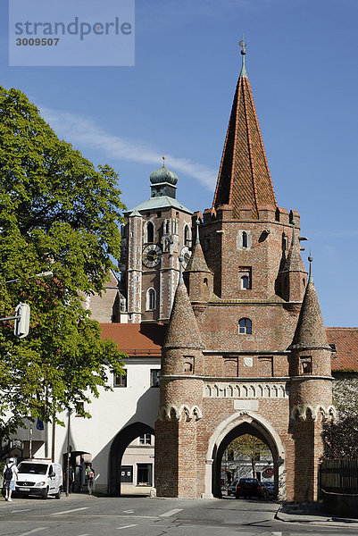 Ingolstadt Oberbayern Bayern Deutschland Türme der Liebfrauenkirche über dem Kreuztor