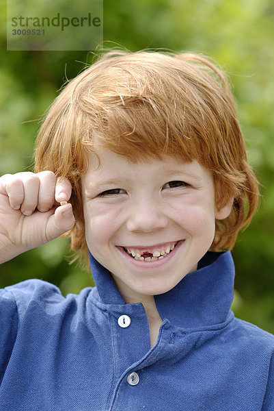 Junge Kind mit Zahnlücke verlust der Milchzähne
