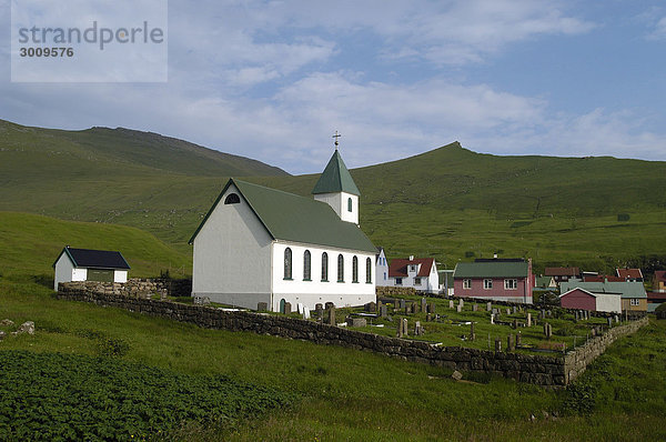 Fischerdorf Gjogv und Kirche Gjogv Eysturoy Faeroer Färöer Inseln