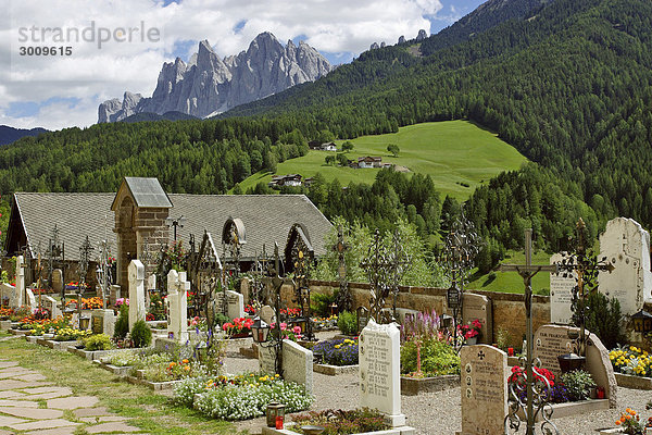 Friedhof in St Peter Vilnöß Tal Val die Funes Südtirol Italien