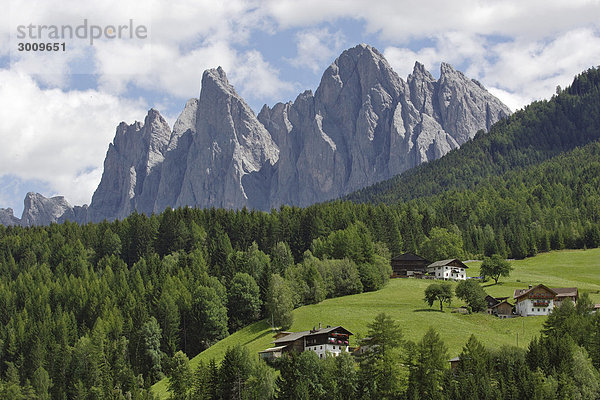 Bauernhöfe und Bergspitzen der Geisler Gruppe  Villnößtal  Südtirol  Italien