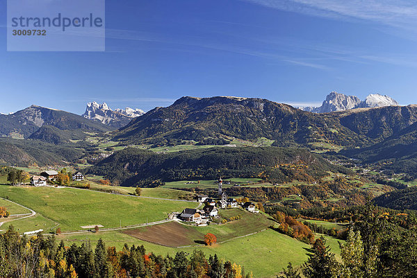 Der Ort Mittelberg und links Sass Rigais (3025m) und rechts Langkofel und Plattkofel  Rittener Berg  Südtirol  Italien