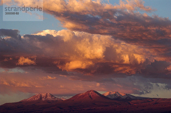 Sonnenuntergang mit Wolken  Atacama-Wüste  nördliches Chile  Südamerika