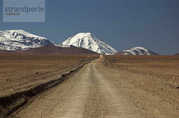 Straße im Hochland der Atacama-Wüste  nördliches Chile  Südamerika