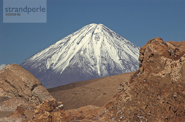 Blick vom Tal des Todes (Valle de la Muerte) auf den Vulkan Licancabur  Atacama-Wüste  nördliches Chile  Südamerika