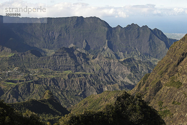 Blick vom Kamm des Col du Taibit in den Vulkankessel Cirque de Cilaos  Insel La Reunion  Frankreich  Afrika