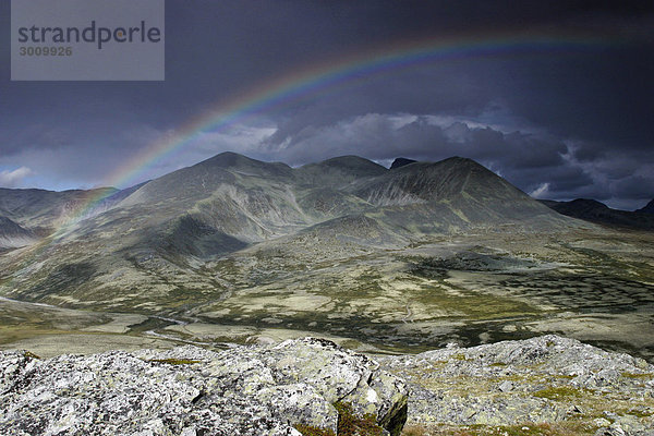 Regenbogen im Rondane Nationalpark  Norwegen  Skandinavien  Nordeuropa