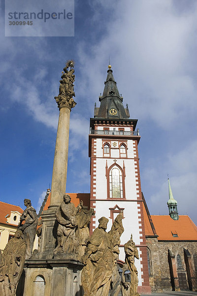 Säule der Heiligen Dreifaltigkeit und Stadtturm in Chomutov  Nord-Böhmen  Tschechische Republik  Europa