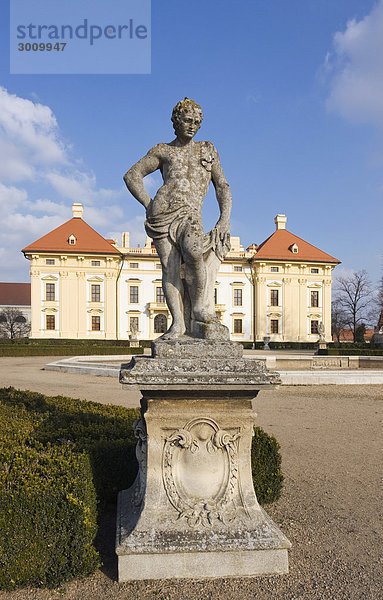 Statue und Chateau in Slavkov u Brna  im deutschen Austerlitz  Süd-Mähren  Tschechische Republik  Europa