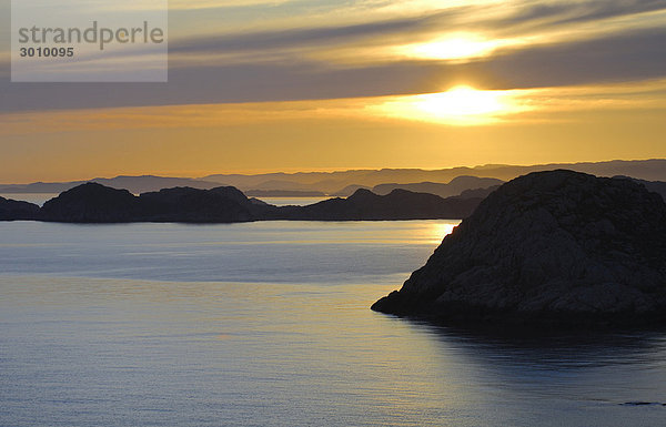 Sonnenuntergang über dem Meer  Lindesnes  Vest-Agder  Norwegen