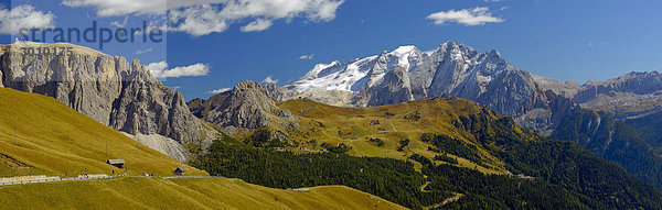 Paßstraße am Sellajoch  hinten das Bergmassiv der Marmolata  Südtirol  Italien