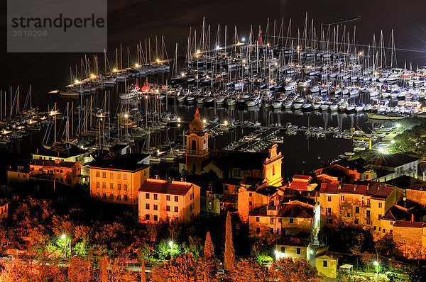 Blick auf den Yachthafen von La Spezia bei Nacht  Ligurien  Cinque Terre  Italien  Europa