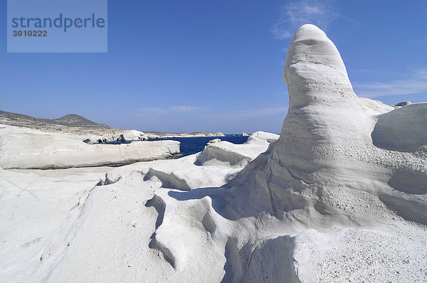 Weiße Felsformen am Sarakiniko Beach  Milos  Kykladen  Griechenland  Europa