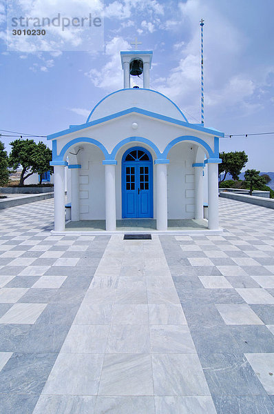 Blau weisse Kapelle  vorne Marmorboden  Mykonos  Kykladen  Griechenland  Europa