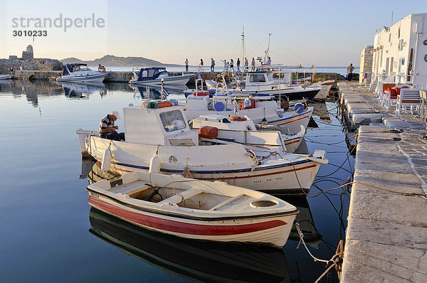 Fischerboote im Hafen von Naoussa  Paros  Kykladen  Griechenland  Europa